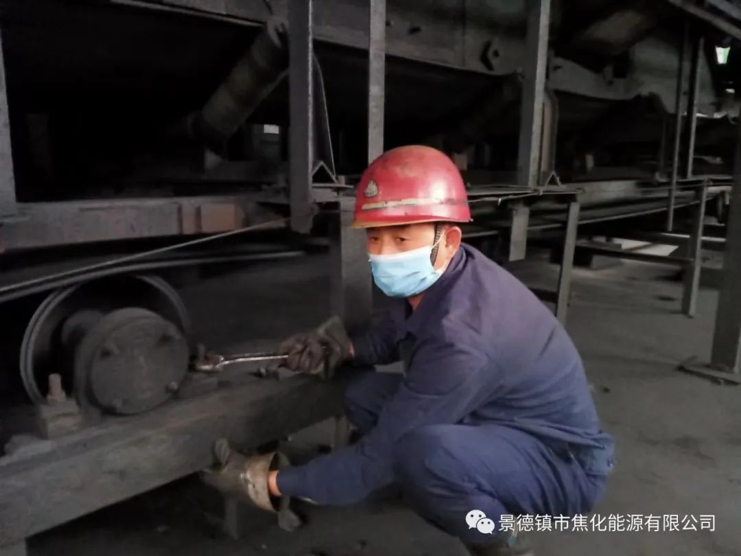 “老線這邊人手不夠，你們那邊有誰可以過來支援？”“好的，我馬上來?！甭牭竭@個消息時，羅國安剛剛結束新線的維修工作，但他二話不說，立即拿起維修包，投入到老線的維修工作當中。每天工作10小時以上已經成為抗疫期間的常態(tài)，雖然身體很疲憊，但是他沒有任何怨言，“確實很辛苦、很累，但現(xiàn)在正是特殊時期，只有保障公司生產經營“不斷檔”，我們生活才能“不斷線”，恰恰我所在的運輸廠就是承擔著焦炭煤炭運輸?shù)闹匾氊?，所以我更應該恪盡職守，保障好這些設備的穩(wěn)定運行。”.jpg